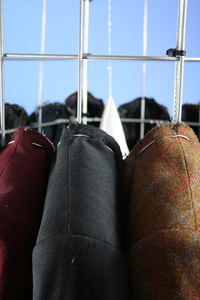 Ruimtelijke werken gemaakt van mouwen.