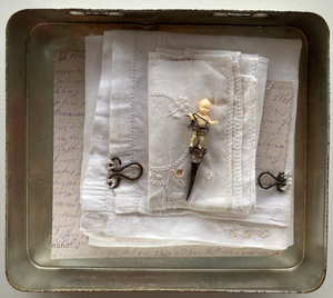 Collages van mixed media, genaaid en gelijmd in kleine blikjes van verschillend formaat.