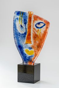 Heet glas gieten is een proces waarmee massieve glazen objecten worden gemaakt door gesmolten glas in een mal te gieten. Het gesmolten glas heeft een temperatuur van ongeveer 1240 graden Celsius