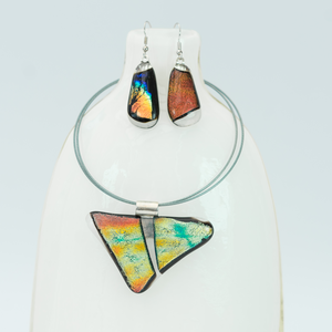 De sieraden zijn als sets gemaakt van geblazen glas of bulls Eye glas