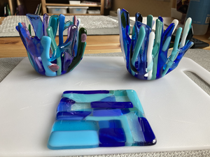 Tijdens de workshop krijg je uitleg over het materiaal en leer je de basisbeginselen van werken met glas zoals glassnijden en glasbreken. Er wordt gewerkt met Bullseye glas, een hoogwaardige kwaliteit glas met veel verschillende kleuren.
Het is verrassend om te ervaren hoe je een eigen compositie kunt maken van gesneden stukjes glas door ze naast , op en over elkaar te leggen tot het gewenste resultaat.
Voor meer informatie neem contact op met Ria van Rooijen 0653311700
