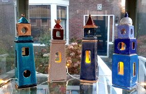 Het schijnsel van kaarsen, door raampjes, daken, zeilen etc. De mogelijkheden zijn eindeloos. Ik vind het leuk steeds weer nieuwe toepssingen te vinden.