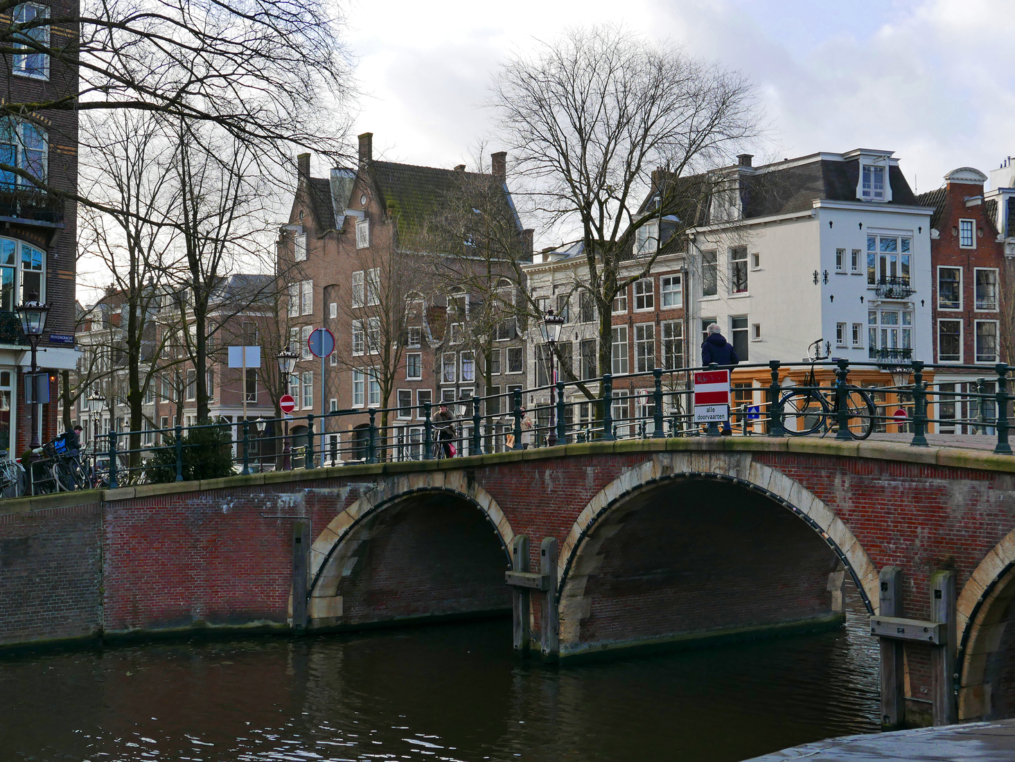 Een oude bakstenen bogenbrug over de Prinsengracht; foto Amsterdam / Mokum