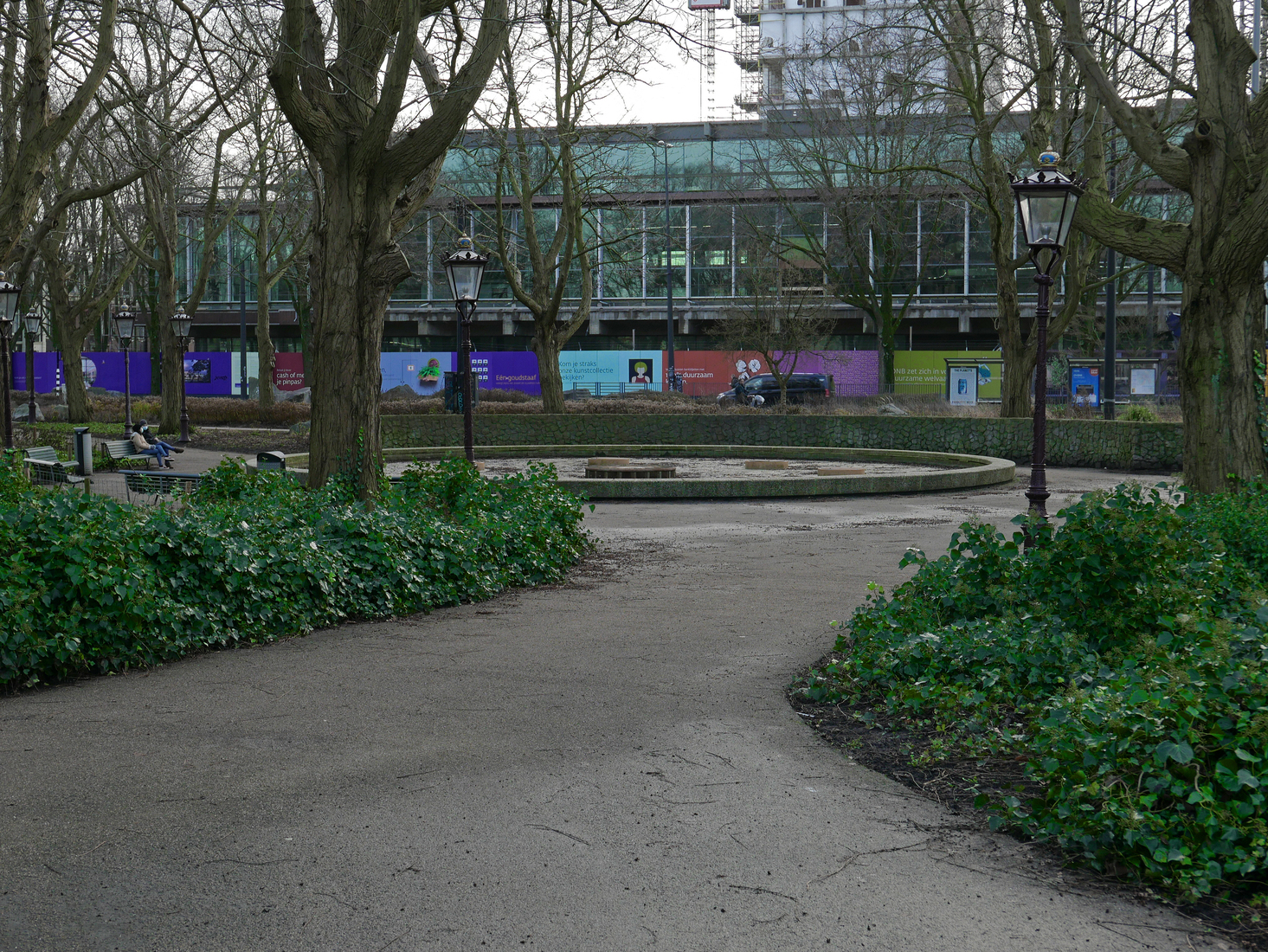 Het park op het Frederiksplein met op de achtergrond de Nederlandse Bank in de verbouwing, 2022; foto Amsterdam voor digitale print