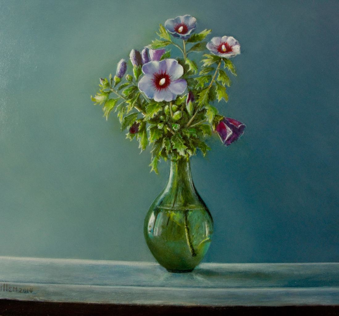 15 Vaasje met hibiscusbloemen.