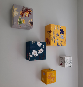 Deze serie is gebaseerd op bloemen, de veranderende klimaatomstandigheden en de zuchtende mens.... De dozen hebben 5 vlakken met borduurwerk en kunnen op 4 zijden en 4 hoeken hangend gepresenteerd worden, maar ook neer gelegd of staand leveren ze elke keer weer nieuwe gezichtspunten op.