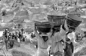 Around the city of Mbuji-Mayi in Kasaï-Oriëntal province thousands are slaving away the soil in artisanal exploited diamond mines. Diamond winning is taking place either under open skies or deep down under the surface of the earth. The diamonds are sold to diamond cutters in Surat, India and sold in Antwerp, Belgium.