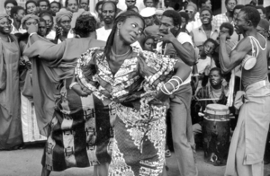 Ambiance d'Afrique shows the passion of Africans, young and old, expressing itself in singing, dancing and partying in all spheres of live: street life, ceremonies, funerals, churches and bars