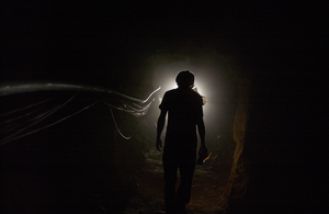 According to government estimates between 100.000 and 500.000 illegal miners in Peru are working in small-scale gold mining in mineral rich mountain areas in the Andes. Digging a mineshaft with explosives and using large amounts of mercury to extract the precious metal from the gold-containing stones, their work is grueling and unsafe.