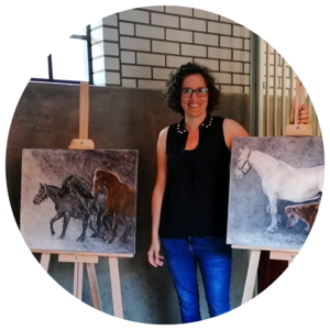 In 2022 maakte ik vijf schilderijen voor de Paard Verzameld Expositie op het nationale paardenrusthuis de Paardenkamp in Soest.
Op de schilderijen staan de allereerste bewoners, werkpaarden uit de jaren '60, zij aan zij met de recreatiepaarden en -pony's die er nu wonen. Van werkpaard tot luxepaarden, 60 jaar geschiedenis op een schilderij.
