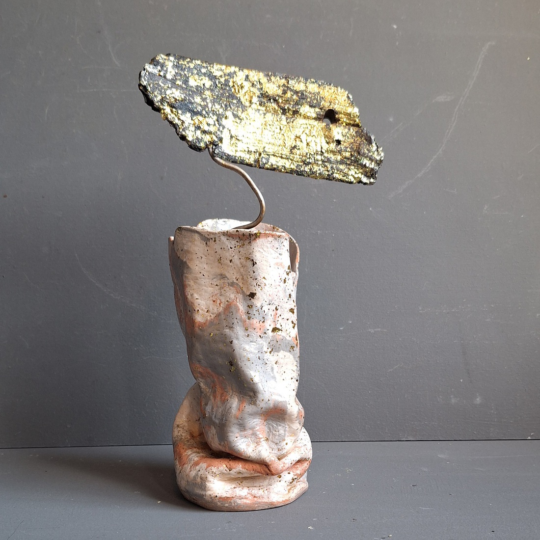 Kreukelvaasje met driftwood flower luchtdrogende klei.K21