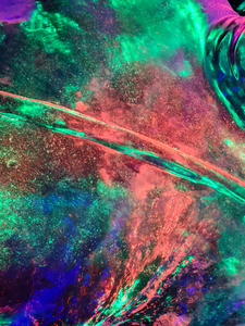 Onbewerkte foto’s waarin licht, vergankelijkheid en het spel tussen scherpte en vervaging een illusie scheppen die echter voelt dan werkelijkheid.
Elke foto is een uniek, onbewerkt moment – een beeld dat nooit meer kan worden herhaald, gevangen in de spanning tussen droom en werkelijkheid.
Alle foto's zijn te koop op diverse materialen en in diverse maten.
Deze serie kan tot max 120x90 geprint.  Max 6 op grootste formaat. Kleinere formaten krijgen een oplage van max 20.