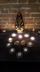 De Kracht van het archetype Oer Moeder uitgebeeld in verschillende verschijningsvormen
1. MARIANNE, de menselijke Maria, belichaamd in een jonge vrouw
2. MOEDER MARIA, Eerste oogcontact tussen Moeder en Lichtkind
3. MARIA MAGDALENA, in Avalon, op weg naar verbinding
4. DE MADONNA van het (Oer) Woud
5. ISIS /IESIS