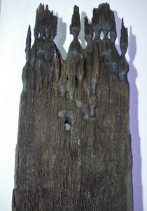 Hout van een archeologische opgraving bij Veldhoven werd beschikbaar gesteld aan kunstenaars. Ik maakte uit het hout van Middeleeuwse waterputten een serie Waternimfen. Niet echt figuren uit de Middeleeuwen. Maar toch kan ik me voorstellen dat uit de Waterputten bij mistig weer vrouwfiguren opstegen. Lieflijk maar ook rauw, mysterieus.