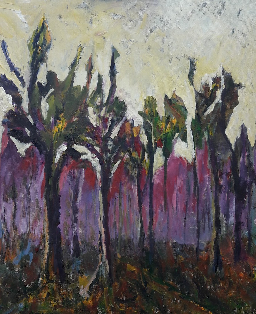 Bomen met paarse achtergrond