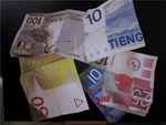 Oude Nederlandse bankbiljetten uitvergroot en in een nieuwe compositie geplaatst.