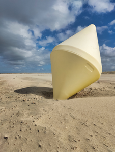 al wandelend over strand en door duinen