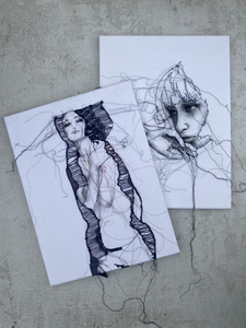 De zwarte draad speelt de hoofdrol in mijn werken, geïnspireerd op de momenten van het leven, ik hoop de toeschouwer een moment of gevoel van herkenning te geven, een innerlijke beleving, iets waardoor je gaat dwalen in je eigen gedachten. 