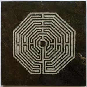 Werken in diverse harde materialen als steen, gips en klei.