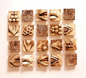 Unieke wandobjecten van Maarten Donders, waarin organische vormen en abstracte symboliek samenkomen. Een balans tussen chaos en orde, met materialen zoals hout, metaal en keramiek.