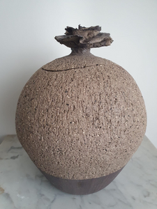 Urnen kunnen in op verzoek als asbestemming gepersonaliseerd worden. Hiervoor kunt u contact met mij opnemen.