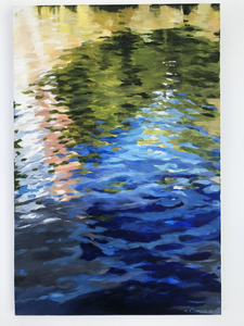 Haar schilderijen zijn geïnspireerd op landschappelijke bronnen, zoals water en rotsen