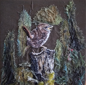 Winterkoning op boomstam 