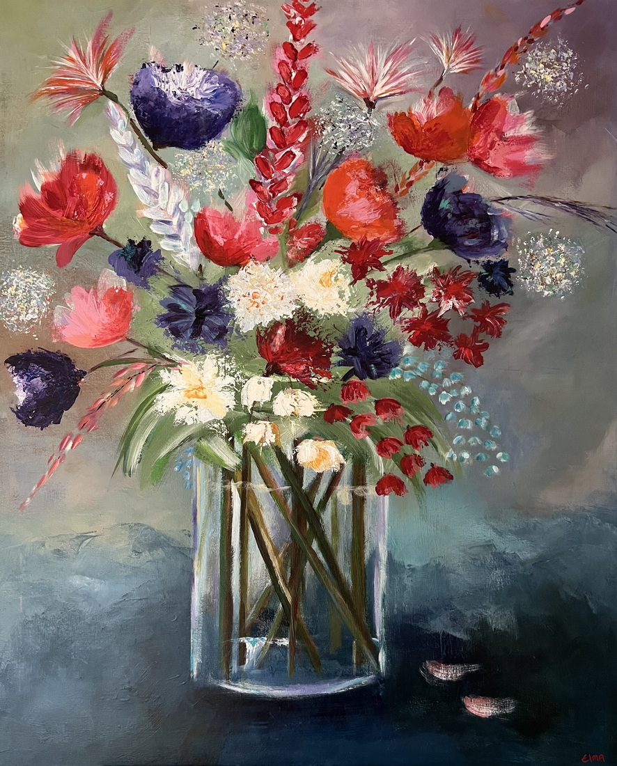 Kleurrijke bloemen in glazen vaas