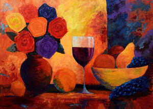 Glas rode wijn met kleurrijke bloemen en fruit.