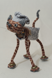 Katten die vol trots laten zien wat hun dagelijkse werk is.