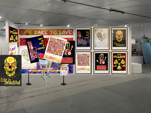 Doorlopend rondreizende Protestdemonstratie VOOR lief en liefde. Een installatie van protestborden, vlaggen en afzetlint die het publiek daadwerkelijk laat 'beleven' dat 'lief doen' de enige manier is om tegenwicht te bieden aan de polarisatie van deze tijd.