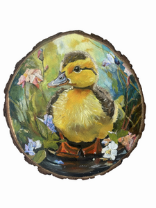 Met olieverf beschilderde boomschijven met afbeeldingen van dieren in de lente