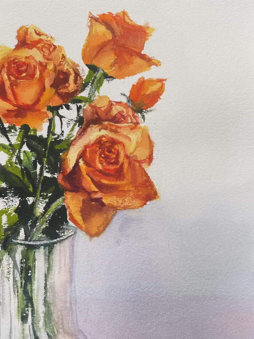 Oranje rozen in een glazen fles
