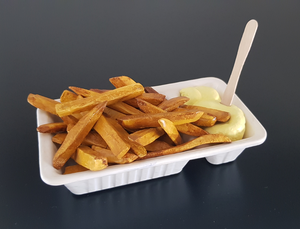 Keramiek werken, sommige geglazuurd en anderen met acryl beschilderd