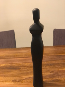 Het figuratieve werk wat ik maak zijn meestal geabstraheerde vrouwenfiguren. Dit wordt uitgevoerd in steen (speksteen, serpentijn) en brons. Het creëert een directe, herkenbare verbinding met de kijker, waardoor ik emoties en verhalen effectief kan overbrengen.
Daarnaast biedt figuratie ruimte voor symboliek en narratief. Ik kan de werkelijkheid manipuleren voor diepere betekenissen, wat mijn kunst zowel toegankelijk als gelaagd maakt. 