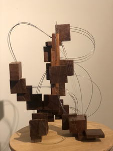 Abstract werk stelt me in staat de essentie van emoties, gedachten en ervaringen vast te leggen zonder de beperkingen van de figuratieve werkelijkheid. Ik focus op licht, vorm, kleur en textuur om een puur visuele taal te creëren die de kijker uitnodigt tot persoonlijke interpretatie en reflectie.
Dit proces is voor mij een ontdekkingsreis. Ik bouw, experimenteer en laat de materialen spreken, waardoor elk werk een uniek verhaal vertelt dat resoneert op een dieper, non-verbaal niveau.