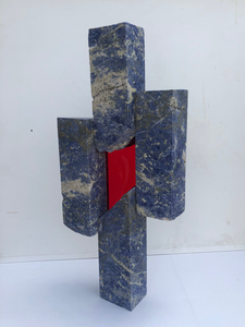 Als kunstenaar voel ik me aangetrokken tot minimalisme omdat het me dwingt tot de essentie. Door vorm, lijn en ruimte te reduceren, creëer ik beelden die de kijker uitnodigen tot reflectie, zonder afleiding.

Deze aanpak is een zoektocht naar zuiverheid en rust. Elk element is essentieel en draagt bij aan een krachtige, serene uitstraling. Het is een viering van eenvoud, waarbij minder juist meer betekent en de stilte spreekt.