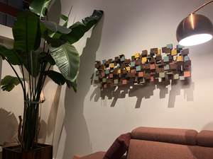 Als kunstenaar vind ik de kracht in minimalistische wandreliëfs. De focus ligt op de essentie van vorm, schaduw en textuur. Door te reduceren tot de kern, creëer ik rust en diepte aan de muur.

Mijn werk nodigt uit tot contemplatie. Elk reliëf speelt met licht en de omgeving, waardoor een subtiele, steeds veranderende interactie ontstaat. Het is een zoektocht naar sereniteit, waarbij minder elementen juist meer impact hebben en de ruimte ademt.