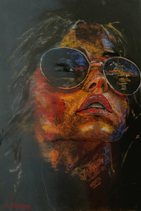 Beyond the Surface is een serie expressieve portretten in pastel op zwart papier. Vanuit de duisternis ontstaan gezichten, opgebouwd uit kleur, licht en textuur. De werken onderzoeken wat schuilgaat achter de uiterlijke verschijning en verbeelden kwetsbaarheid, kracht en verstilling. Door sterke contrasten en een directe beeldtaal wordt de kijker uitgenodigd verder te kijken dan het zichtbare. Sommige werken zijn uitgevoerd op gebogen panelen.