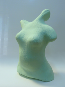 Door het vervaardigen van torso's en fragmenten daarvan, ontstaan vele mogelijkheden tot het abstraheren van een beeld. Lichaamstaal en bijbehorende emoties dienen als inspiratie. Schouders kies ik als onderwerp vanwege de rondingen en sierlijkheid. Werkend met klei ga ik bij ieder nieuw beeld door hetzelfde maakproces; van nog ruw naar verfijnd. En van onbewerkt naar een vloeiend resultaat.