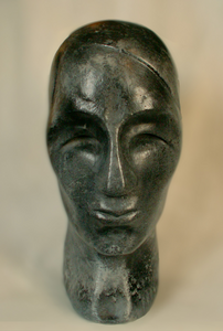 Met het boetseren van koppen is mijn interesse voor het maken van ruimtelijk werk begonnen. In eerste instantie nog begonnen met het nastreven van een perfect anatomisch hoofd, ben ik daarna al gauw overgestapt naar het stileren en versimpelen van de beelden. Door een onnatuurlijke kleur als afwerking te gebruiken en het weglaten van onnodige details, kom ik uit op koppen met een verstilde uitstraling.