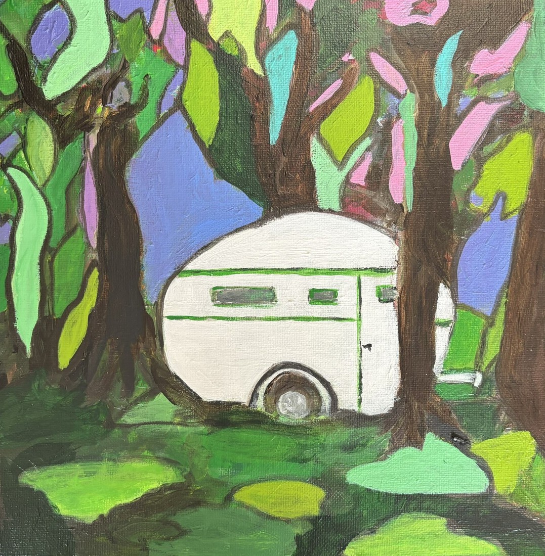 Caravan tussen de bomen