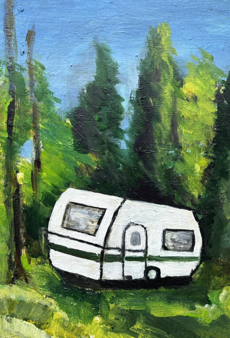 Caravan in het licht groene woud