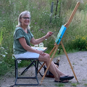 Genietend van de omgeving en het buiten zijn