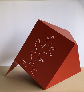 Beelden en objecten van hout, metaal(draad) en plexiglas