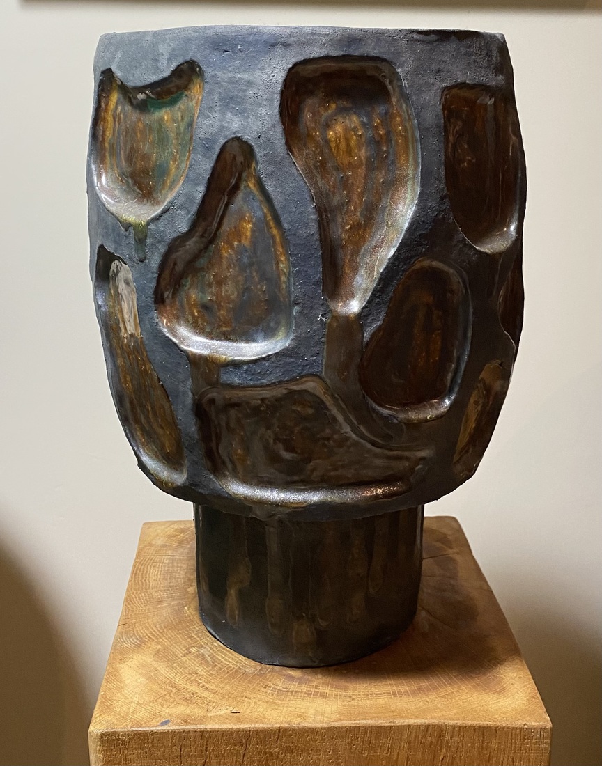 Bijzonder en stoer object  (vaas/pot met verlaagde geglazuurde vlakken)