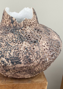 Diverse keramieke vazen en beeldjes