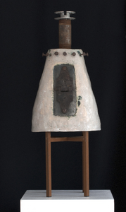 Het woord abri (schuilplaats) is ontleend aan het Frans en komt van het werkwoord abriter, hetgeen beschutten betekent. Het woord abri staat ook voor een bushalte, vandaar dat de abri's een lijnnummer hebben De abri’s zijn gemaakt van grove chamotteklei, gekleurd met oxides en engobes afgewerkt met oude ijzeren elementen.