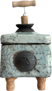 Raku gestookte potten met kurkentrekkers en diverse kurken. 