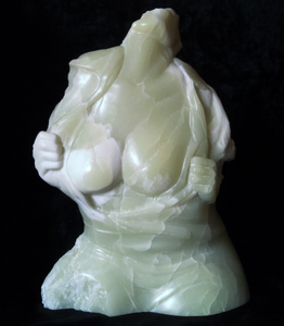 Beeldjes van speksteen en klei.